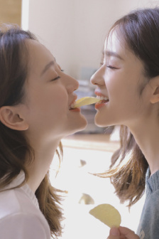 她胸前的一对兔子弹跳出来